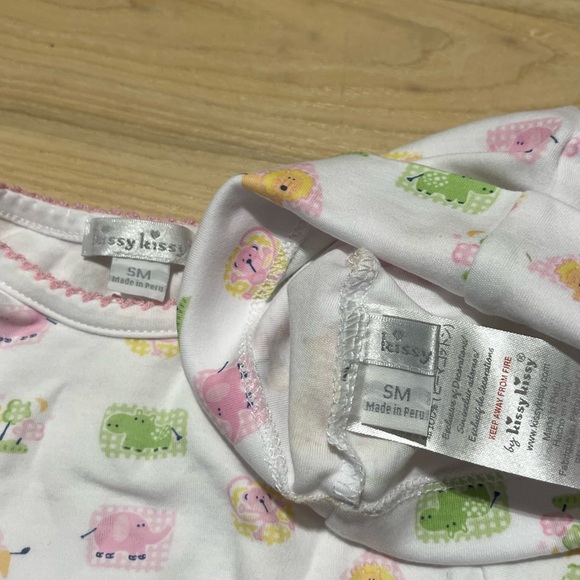 Kissy Kissy Jungle Safari Baby Girl’s Knotted Sleep Sack Gown & Matching Hat - Picture 4 of 5